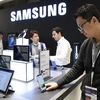Khách hàng tìm hiểu các sản phẩm điện thoại thông minh của Samsung tại Triển lãm Thế giới di động ở Barcelona, Tây Ban Nha. (Ảnh: AFP/TTXVN)
