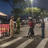 Lực lượng chức năng kiểm soát chặt người ra vào phường Nại Hiên Đông, quận Sơn Trà, thành phố Đà Nẵng. (Ảnh: Văn Dũng)