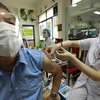 Tiêm vaccine phòng COVID-19 cho người thuộc diện gia đình chính sách của phường Nghĩa Đô, Cầu Giấy Hà Nội. (Ảnh: Vũ Sinh/TTXVN)