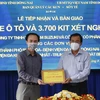 Doanh nghiệp trao tượng trưng bộ kit test nhanh COVID cho tỉnh Đồng Nai. (Ảnh: Công Phong/TTXVN)