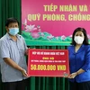 Ủy ban Mặt trận Tổ quốc Việt Nam tỉnh Đồng Tháp tiếp nhận ủng hộ từ các tổ chức, đơn vị với tổng số tiền gần 200 triệu đồng trong chiều 9/8. (Ảnh: Chương Đài/TTXVN)