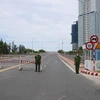 Lực lượng chức năng túc trực tại đầu cầu Thuận Phước (Đà Nẵng) để đảm bảo các phương tiện không được phép lưu thông qua cầu. (Ảnh: Trần Lê Lâm/TTXVN)