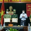 Chủ tịch UBND tỉnh Điện Biên Lê Thành Đô tặng Bằng khen cho các tập thể, cá nhân xuất sắc trong đấu tranh chuyên án 121V. (Ảnh: Xuân Tư/TTXVN)