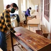 Thầy cô giáo trường Phổ thông Dân tộc bán trú THCS Dào San, huyện Phong Thổ, tỉnh Lai Châu, lau dọn bàn ghế chuẩn bị đón học sinh tựu trường. (Ảnh: Nguyễn Oanh/TTXVN)