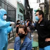 Sở Y tế Thành pố Hồ Chí Minh tổ chức hướng dẫn cho người dân tự lấy mẫu xét nghiệm COVID-19 bằng test nhanh kháng nguyên virus SARS-CoV-2. (Ảnh: Thanh Vũ/TTXVN)