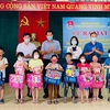 Thành đoàn thành phố Vĩnh Yên trao tặng quà cho các em học sinh có hoàn cảnh khó khăn. (Ảnh: TTXVN phát)