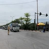 Xe "luồng xanh" chở hàng hóa thiết yếu được tạo điều kiện thuận lợi trên Quốc lộ 5 đoạn giáp ranh Hà Nội-Hưng Yên. (Ảnh: Nguyễn Văn Cảnh/TTXVN)