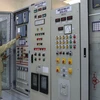 Công nhân Công ty Truyền tải điện vận hành tại trạm biến áp 220kV. (Ảnh: Ngọc Hà/TTXVN)