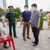 Chủ tịch UBND tỉnh Hà Nam Trương Quốc Huy kiểm tra chốt kiểm soát phòng, chống dịch COVID-19 tại nút giao Liêm Tuyền, thành phố Phủ Lý. (Ảnh: Thanh Tuấn/TTXVN)