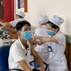 Tiêm vaccine đợt 5, mũi 2 cho cán bộ, viên chức các sở, ban, ngành tỉnh An Giang. (Ảnh: Thanh Sang/TTXVN)