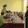 Công an huyện Phong Điền tống đạt quyết định xử phạt đối với N.T.N.Q. (Ảnh: TTXVN phát)