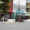 Lực lượng Công an thành phố Tây Ninh tuần tra, lập chốt di động kiểm soát người đi đường không có lý do chính đáng. (Ảnh: Thanh Tân/TTXVN)