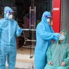 Nhân viên y tế lấy mẫu xét nghiệm virus SARS-CoV-2. (Ảnh: Lê Huy Hải/TTXVN)