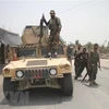 Các thành viên Taliban tuần tra trên một tuyến phố ở thành phố Kandahar, miền Nam Afghanistan. (Ảnh: THX/TTXVN)
