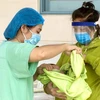Bệnh nhân nhiễm COVID-19 được nhân viên điều dưỡng Bệnh viện Trung ương Huế hướng dẫn chăm sóc tận tình. (Ảnh: Mai Trang/TTXVN)