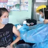 Người dân xã Phú An, thị xã Bến Cát, tỉnh Bình Dương tiêm vaccine Vero Cell để phòng ngừa dịch COVID-19. (Ảnh: TTXVN)