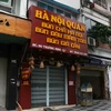 Các cửa hàng, quán ăn trên đường Trương Định, quận 1 nghiêm túc đóng cửa. (Ảnh: Xuân Khu/TTXVN)