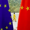 Cờ EU và Trung Quốc. (Nguồn: Reuters)