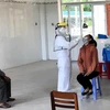 Trung tâm Y tế huyện Bình Sơn, tỉnh Quảng Ngãi, lấy mẫu xét nghiệm toàn dân sàng lọc COVID- 19. (Ảnh: Lê Ngọc Phước/TTXVN)