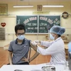 Nhân viên y tế tiêm vaccine phòng COVID-19 cho người dân phường Hạ Đình, quận Thanh Xuân. (Ảnh: Minh Quyết/TTXVN)