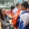 Trao quà cho học sinh nghèo ở Thanh Hóa. (Ảnh: Nguyễn Nam/TTXVN)