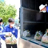 Các đoàn viên thanh niên tỉnh đoàn Bình Thuận hỗ trợ vận chuyển nhãn đi tiêu thụ cho bà con nông dân. (Ảnh: Nguyễn Thanh/TTXVN)