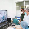 Thượng tướng Võ Minh Lương kiểm tra công tác điều trị, phục hồi bệnh nhân F0 tại Trung tâm hồi sức COVID-19. (Ảnh: Hồng Pha/TTXVN phát)