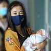 Bà Naomi Kitahara, Trưởng Đại diện UNFPA tại Việt Nam bế một bé sơ sinh trong chuyến công tác tại Lai Châu, tháng 5/2021. (Nguồn: UNFPA Vietnam)