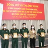 Phó Chủ tịch nước Võ Thị Ánh Xuân tặng quà cho các lãnh đạo Quân khu 9. (Ảnh: Ngọc Thiện/TTXVN)