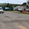 Tuyến Quốc lộ 19 đoạn qua huyện Đắk Pơ (Gia Lai) bị xuống cấp, nhiều "ổ gà" tiềm ẩn nguy cơ tai nạn giao thông. (Ảnh: Hồng Điệp/TTXVN)