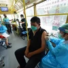 Nhân viên y tế tiêm vaccine ngừa COVID-19 cho người dân ở Bangkok, Thái Lan ngày 17/9 vừa qua. (Ảnh: THX/TTXVN)
