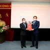 Ông Nguyễn Trọng Nghĩa, Bí thư Trung ương Đảng, Trưởng Ban Tuyên giáo Trung ương trao Quyết định của Ban Bí thư cho ông Đỗ Hồng Quân. (Ảnh: TTXVN phát)