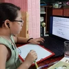 Học sinh trường Tiểu học Võ Thị Sáu, quận Hải Châu học trực tuyến. (Ảnh: TTXVN phát)