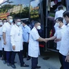 Lãnh đạo tỉnh Điện Biên tạm biệt các y, bác sỹ lên đường hỗ trợ thành phố Hồ Chí Minh chống dịch. (Ảnh: Xuân Tư/TTXVN)