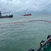 Ứng cứu sự cố tràn dầu tại khu vực tàu Mỹ An 1 chìm. (Ảnh: TTXVN phát)