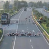 Cao tốc Nội Bài-Lào Cai đoạn qua Bình Xuyên (Vĩnh Phúc) bị chặn, buộc xe phải thay đổi hướng đi để nộp phí.(Nguồn: tienphong.vn)