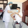 Tiêm vaccine phòng COVID-19 tại điểm tiêm Bệnh viện đa khoa tỉnh Hà Nam. (Ảnh: Nguyễn Chinh/TTXVN)