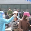 Tổ chức test nhanh COVID-19 cho người dân trước khi qua chốt kiểm soát để về quê tại khu vực Thị trấn Tân Túc, huyện Bình Chánh, TP Hồ Chí Minh. (Ảnh: TTXVN phát)
