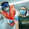 Tiêm vaccine ngừa COVID-19 cho nhân viên y tế tại New York, Mỹ. (Ảnh: AFP/TTXVN)