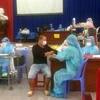 Bệnh viện Đa khoa tỉnh Ninh Thuận thực hiện tiêm phòng dịch cho các đối tượng theo Nghị quyết 21/NQ-CP của Chính phủ. (Ảnh: Công Thử/TTXVN)