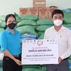 Bà Bùi Thị Cẩm Huyền, Phó Chủ nhiệm Câu lạc bộ Thiện Minh Sài Gòn trao 5 tấn nông sản và 150 túi an sinh tặng các gia đình có hoàn cảnh khó khăn do đại dịch. (Ảnh: TTXVN phát)