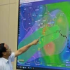 Phó Thủ tướng Lê Văn Thành xem sơ đồ đường đi của bão số 7. (Ảnh: Vũ Sinh/TTXVN)