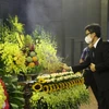 Phó Thủ tướng Vũ Đức Đam thắp hương trước linh cữu Giáo sư, Anh hùng Lao động Vũ Khiêu. (Nguồn: cand.com.vn)