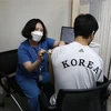 Nhân viên y tế tiêm vaccine phòng COVID-19 cho người dân tại Seoul, Hàn Quốc. (Ảnh: AFP/TTXVN)