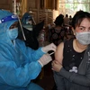 Tiêm veccine cho người dân phường Vĩnh Quang, thành phố Rạch Giá, tỉnh Kiên Giang. (Ảnh: Lê Sen/TTXVN)