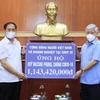 Chủ tịch Ủy ban Trung ương Mặt trận Tổ quốc Việt Nam Đỗ Văn Chiến tiếp nhận ủng hộ công tác phòng, chống dịch và Quỹ Vaccine phòng COVID-19 của cộng đồng người Việt Nam ở nước ngoài. (Ảnh: Minh Đức/TTXVN)