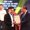 Thủ tướng Nguyễn Xuân Phúc trao giải A, Giải Báo chí Quốc gia lần thứ XIV-năm 2020 cho đại diện nhóm tác giả Báo Điện tử VietnamPlus. (Ảnh: Nguyên An/Vietnam+)