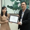 Tiến sỹ Trần Quang Tuấn, Giám đốc Trung tâm Nghiên cứu và Phát triển Truyền thông Khoa học và Công nghệ trao giải cho đại diện nhóm tác giả của Báo điện tử VietnamPlus. (Ảnh: PV/Vietnam+)