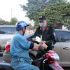 Kiểm soát người, phương tiện ra, vào thành phố Vũng Tàu tại Chốt kiểm soát dịch bệnh cầu Cỏ May. (Ảnh: Đoàn Mạnh Dương/TTXVN)