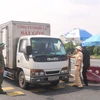 Các xe chở hàng xuất phát từ các địa phương đang thực hiện giãn cách xã hội được yêu cầu vào test nhanh COVID-19 trước khi vào Quảng Ninh. (Ảnh: Thanh Vân/TTXVN)